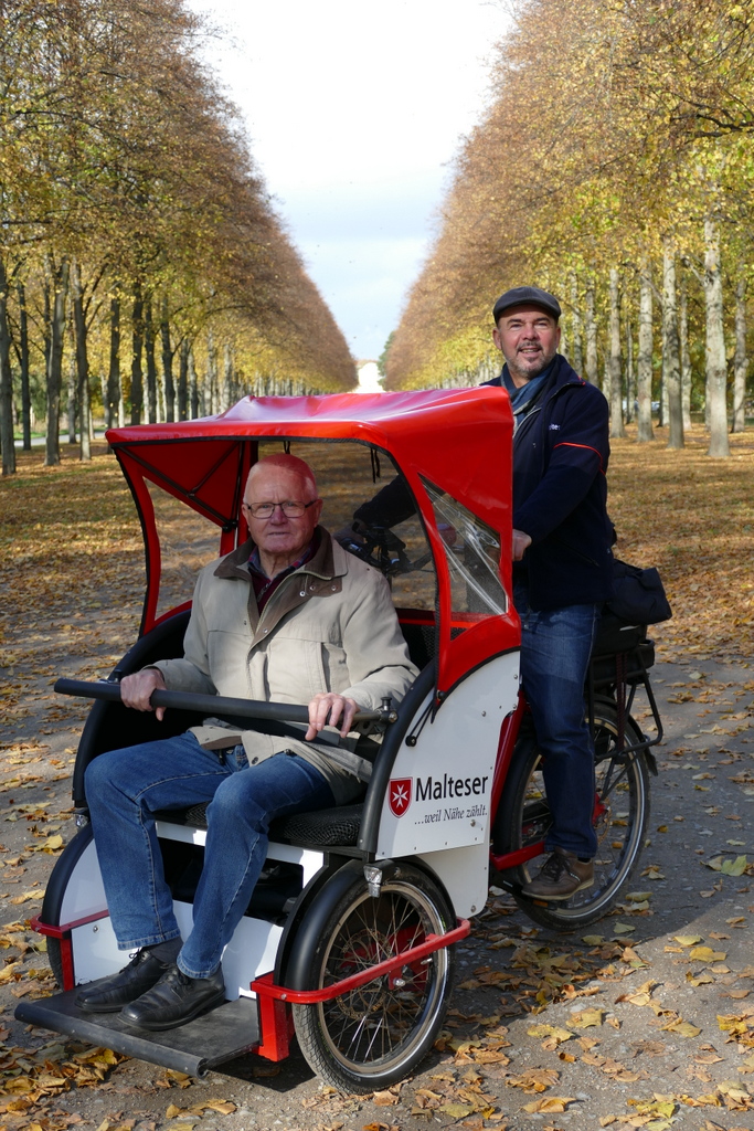 Eine Fahrt der Malteser Rikschas durch die herbstlichen Herrenhäuser Gärten.